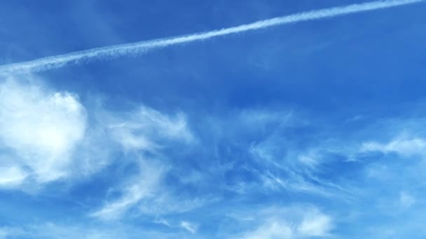 Nubes Altas Ligeras Resbalan Cielo Cielo Con Rayas Del Avión — Vídeos de Stock