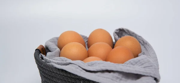 Beyaz arka planda taze yumurta sepeti