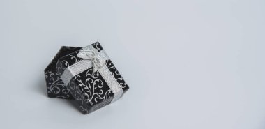 Beyaz arkaplanda siyah hediye kutusu izole.