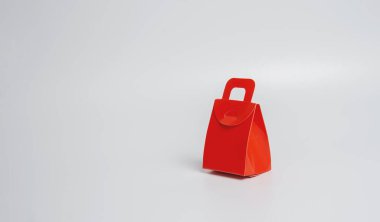 Beyaz arkaplanda kırmızı hediye kutusu ve metin için boşluk. hediye konsepti.