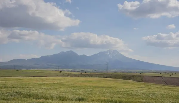 Sahadaki arabanın penceresinden bak. Peyzaj