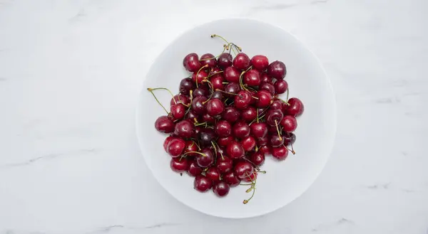 Beyaz bir yüzey üzerinde beyaz bir tabakta meyve sulu. arkaplan