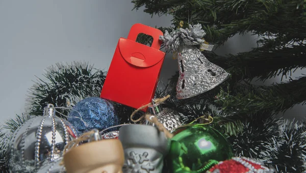 Noel süslemeleri ve oyuncakları. Yeni yıl atmosferi. Noel evindeki pencere. yakın çekim konsepti