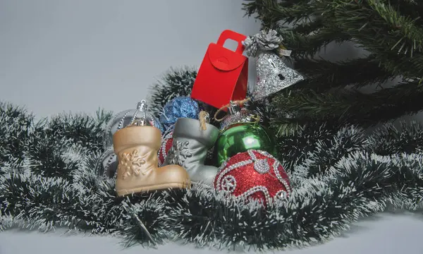 Noel süslemeleri ve oyuncakları. Yeni yıl atmosferi. Noel evindeki pencere. yakın çekim konsepti