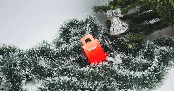 Noel süslemeleri ve oyuncakları. Yeni yıl atmosferi. Noel evindeki pencere. yakın çekim konsepti