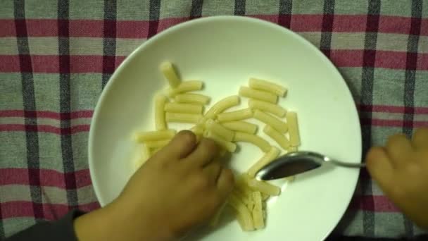 自閉症の子供がパスタを食べようとしている — ストック動画