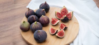 Tahta tabakta taze incir. Lezzetli taze incirler. tahta arkaplan.