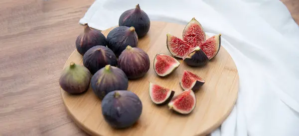 Tahta tabakta taze incir. Lezzetli taze incirler. tahta arkaplan.