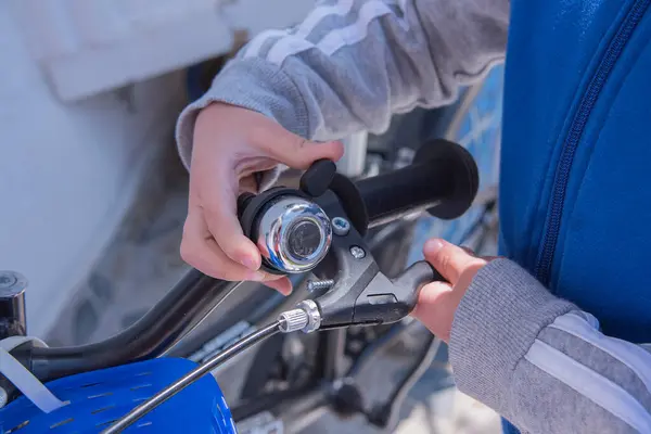 Bisikletin zilini gördüm.