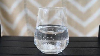 Köpüren bir vitaminle köpüren su bardağını kapat..