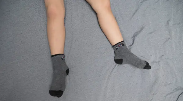 Çoraplı çocuklar, soğuk mevsim konseptinde rahatlık ve rahatlama..