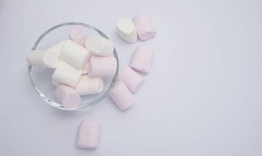 Bir yığın beyaz ve pembe lokum..