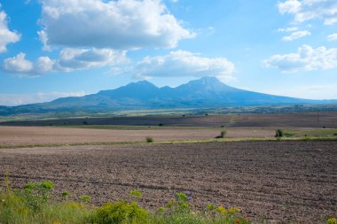 Güzel çiftlik manzarası üzerine panoramik manzara. Güneşli bir günde açık mavi bulutlu gökyüzü ve gölge etkileşimi.