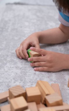 Çocuklar için tahtadan parçalar. Çocuklar için oyunlar. Anaokulu eğitim oyunları. Yakın görüş.