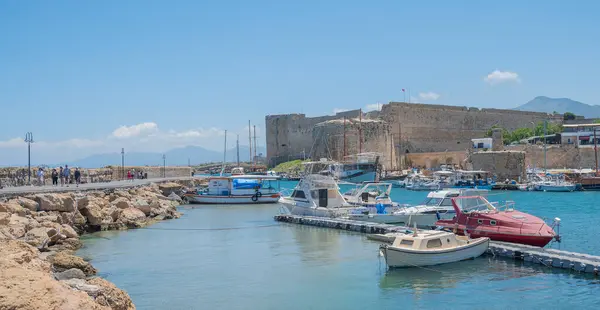 Girne, Kyrenia, Kuzey Cyprus- 1 Haziran 2024, Kyrenia Girne Eski Limanı, Kıbrıs Rum Kesimi 'nin kuzey kıyısında tarihi limanı ve kalesi ile ünlü bir şehirdir..