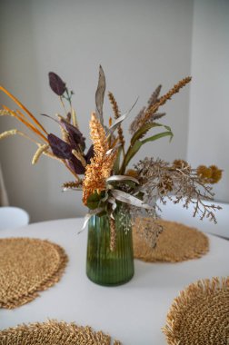 Masada kurumuş çiçekli dekoratif vazo..