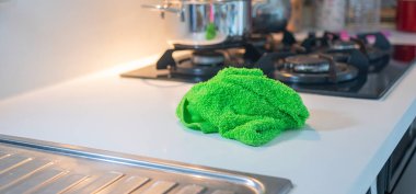 Yeşil bez temizleme servisi konseptine yakın çekim.