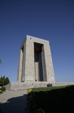 Çanakkale, Türkiye - 18 Ağustos 2024, Anakkale Şehitleri Anıtı, 1915 yılında Birinci Dünya Savaşı sırasında Gelibolu Seferi 'nde hayatını kaybeden Türk askerlerinin anısına inşa edildi..