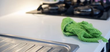 Yeşil bez temizleme servisi konseptine yakın çekim.