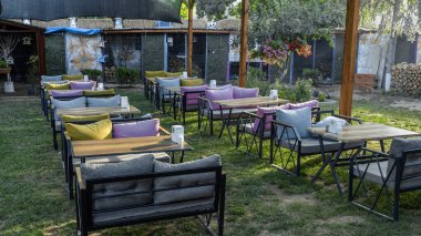 Bahçe, restoran ve piknik için oturma grubu.