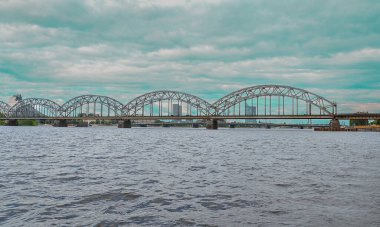 Riga kasabası Letonya 'daki Daugava nehri üzerindeki köprü..