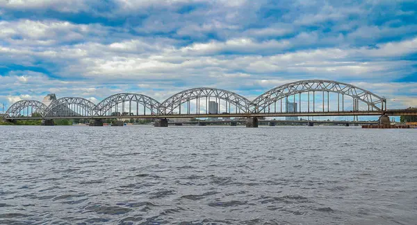 Riga kasabası Letonya 'daki Daugava nehri üzerindeki köprü..