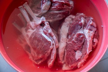 Çiğ et suda çözülmüş olur. yemek kavramı