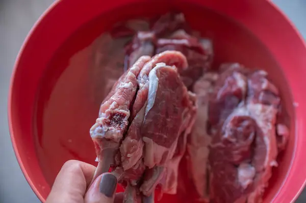 Çiğ et suda çözülmüş olur. yemek kavramı