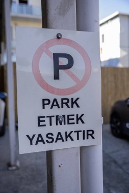 Park yapmak yasaktir Türkçe, park işareti yok.