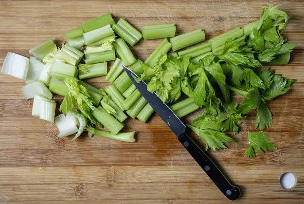 Tahta üzerinde taze dilimlenmiş kereviz sapları. Detoks konsepti ve sağlıklı yiyecekler.
