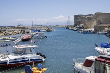 Girne, Kyrenia, Kuzey Kıbrıs - Haziran 12024 Kyrenia Girne Eski Limanı, Kıbrıs Rum Kesimi 'nin kuzey kıyısında tarihi limanı ve kalesi ile ünlü bir şehirdir..