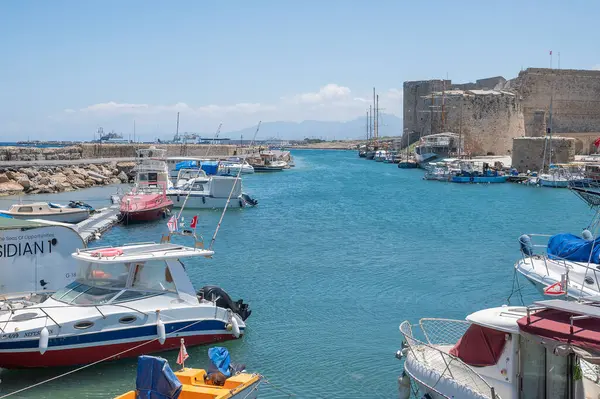 Girne, Kyrenia, Kuzey Kıbrıs - Haziran 12024 Kyrenia Girne Eski Limanı, Kıbrıs Rum Kesimi 'nin kuzey kıyısında tarihi limanı ve kalesi ile ünlü bir şehirdir..