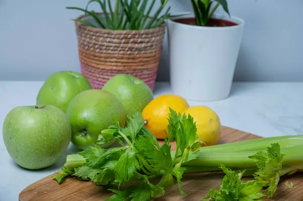 Yeşil zencefilli limon ve kereviz sapı. Detoks konsepti ve sağlıklı yiyecekler.