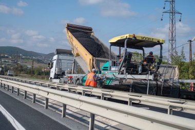 10.29.2024 İstanbul, Türkiye - kaldırımda yol onarımı, asfalt döşeme.