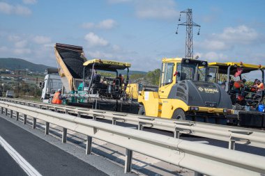 10.29.2024 İstanbul, Türkiye - kaldırımda yol onarımı, asfalt döşeme.
