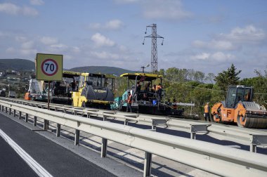 10.29.2024 İstanbul, Türkiye - kaldırımda yol onarımı, asfalt döşeme.
