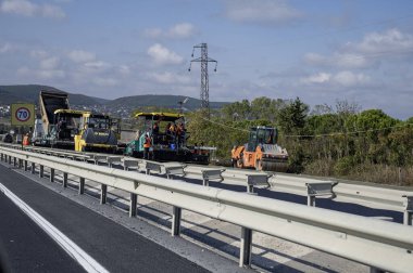 10.29.2024 İstanbul, Türkiye - kaldırımda yol onarımı, asfalt döşeme.