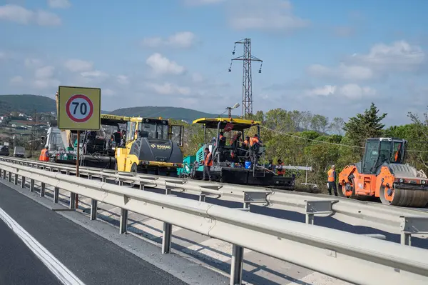 10.29.2024 İstanbul, Türkiye - kaldırımda yol onarımı, asfalt döşeme.