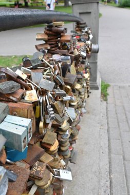 Riga, Letonya, 19.07.2014 - Riga 'daki ünlü aşk kilidi anahtar köprüsü.