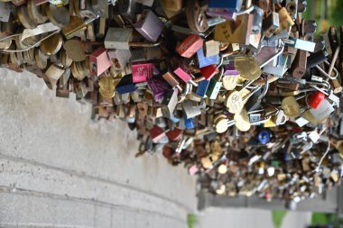 Riga, Letonya, 19.07.2014 - Riga 'daki ünlü aşk kilidi anahtar köprüsü.