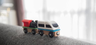 Noel tatili, yeni yürümeye başlayan tahta tren oyuncağı için hediye..