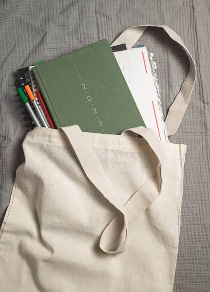 Yeşil 2025 dizüstü bilgisayarın düz yatışı. Üst manzara. Düz yatıyordu.