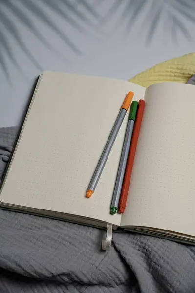 Dümdüz dizüstü bilgisayarı aç. eğitim kavramı.