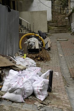 İnşaat alanı. Sokaktaki çöp torbaları.
