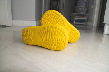 Sarı çocuk botları yere düştü..