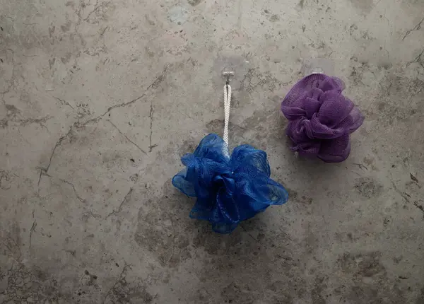 Banyodaki duvarda asılı duran havlular..