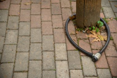 Motor veya bisiklet için kabloyu kilitle.