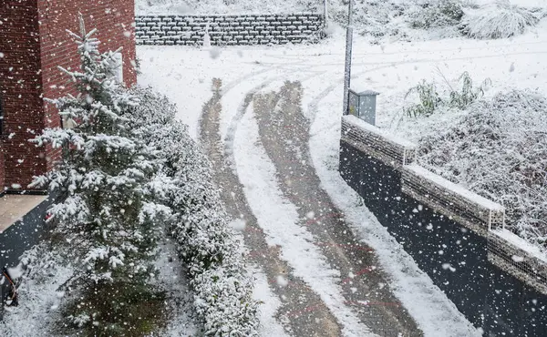 Garajın giriş ve çıkış yolu karla kaplıydı. Buz ve buz mevsimi