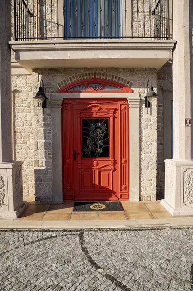 Evdeki güzel, ahşap kapı.