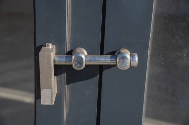 Depo kapılarına kilitlenin. Metailic kapı kolu.